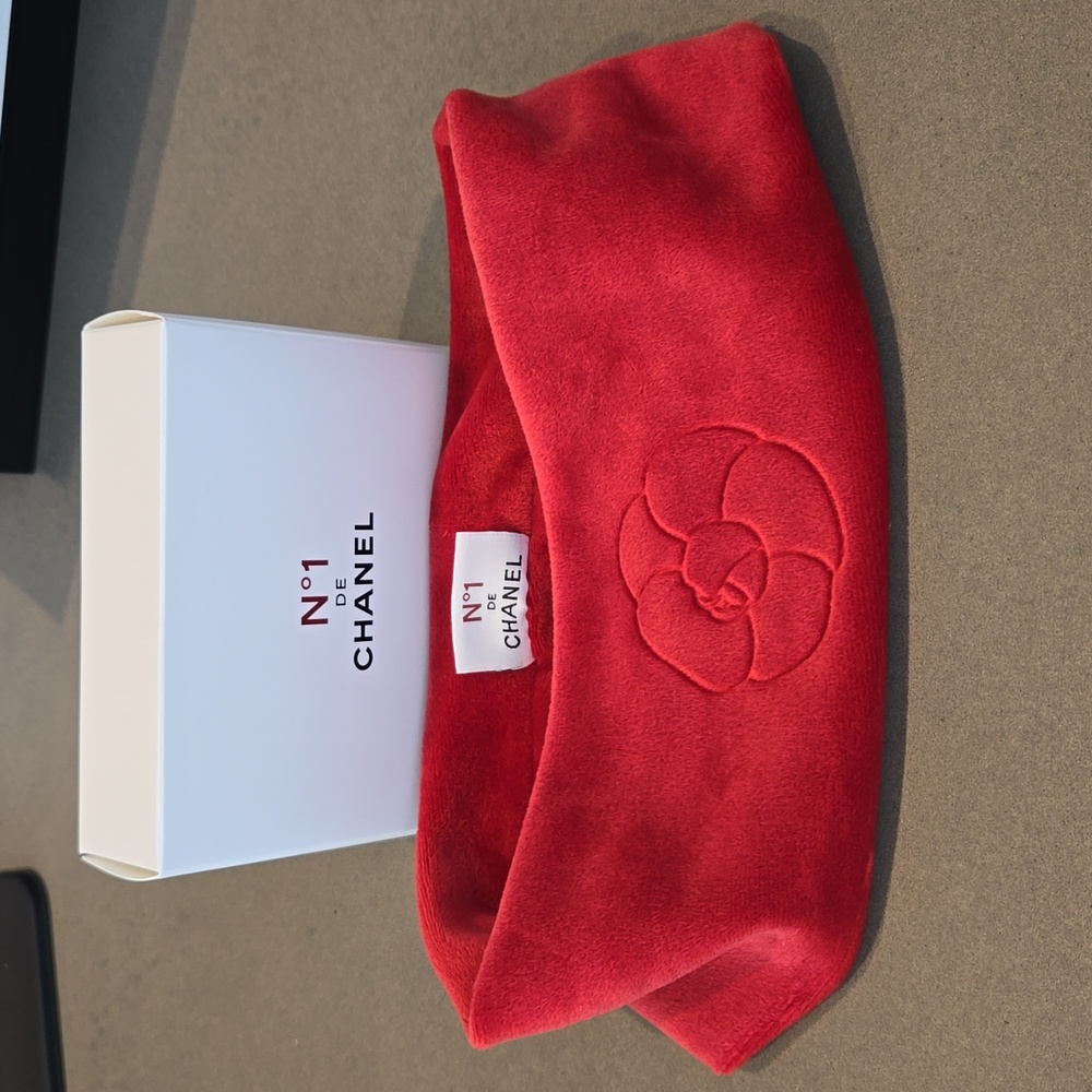 Brand New in box never used CHANEL headband N°1 DE Chanel camellia velour